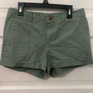 GAP green short shorts with tortoise shell buttons. Women’s size 00R.